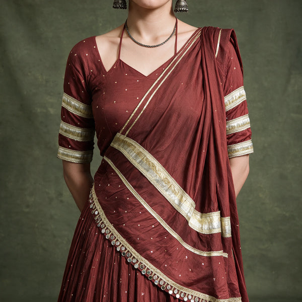 Close-up of the maroon Chanderi blouse with gold lace bands on the sleeves and the dupatta draped across the shoulder