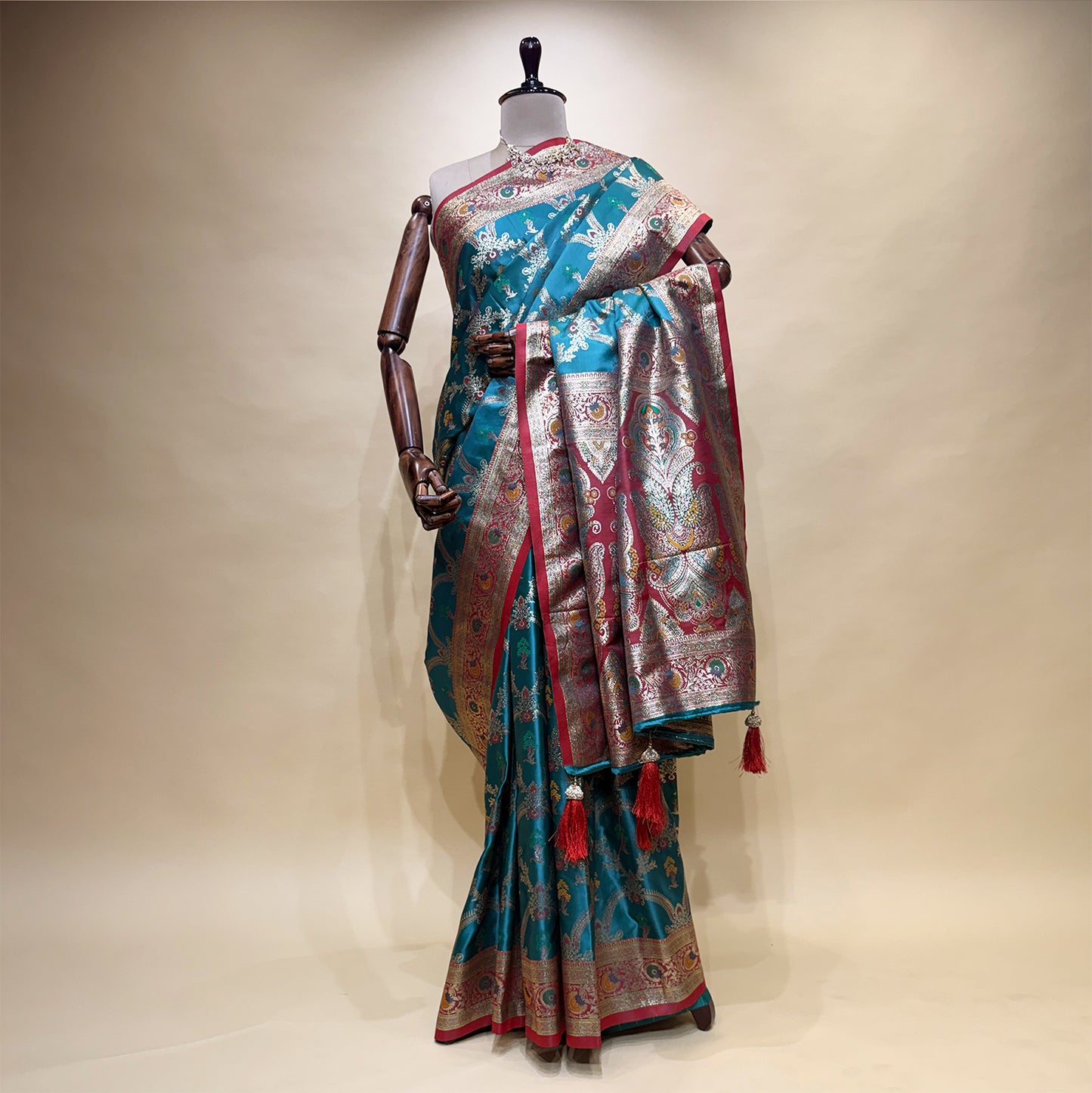 Geometrical Pattern Festive Silk Saree With Contrast Border Pallu with Blouse