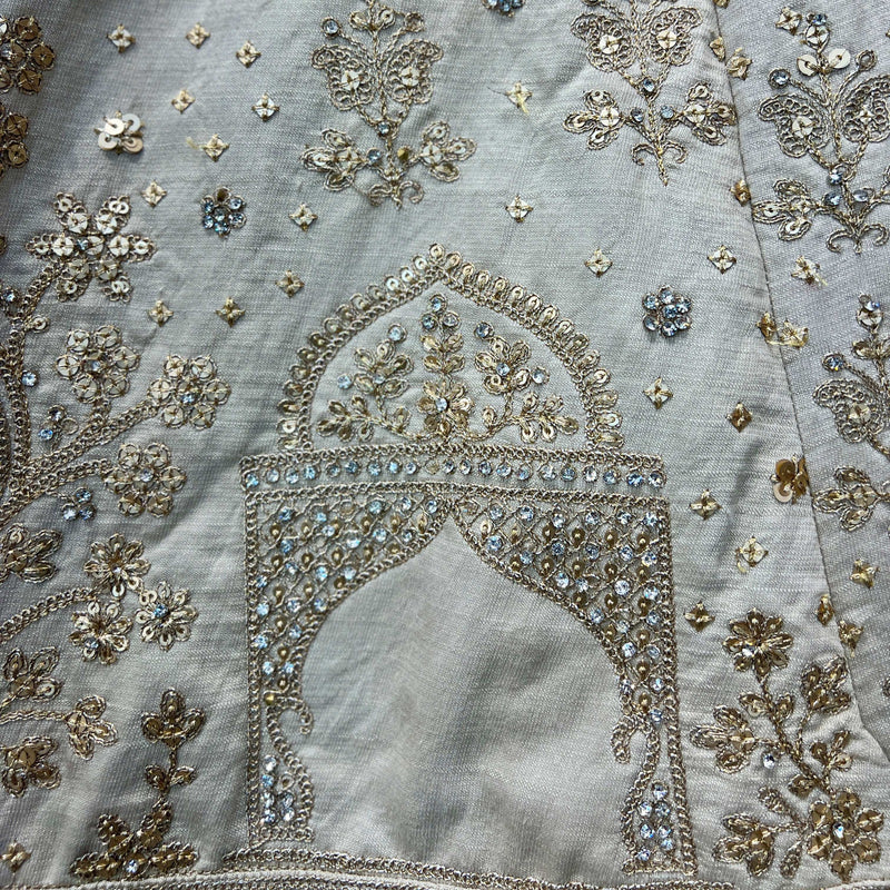 Dulhan in Ivory Lehenga Elegance: Celebrity-Inspired Royal Baggi Collection